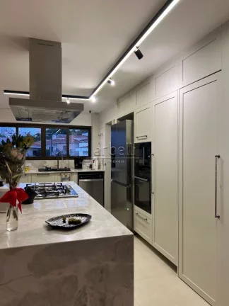 Imagem Apartamento com 190 M² com 3 dormitórios sendo os 3 suítes, 2 banheiros, sala, cozinha, varanda, ...