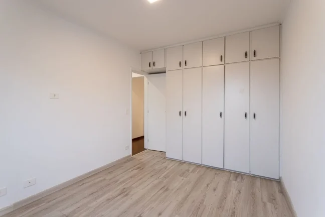 Imagem Apartamento 139M² Reformado, 4Q, 1 Suíte, 2 Banheiros, 2 Vagas, Varanda, Lavabo, Piscina, Salão de Festas e Jogos, Quadra, Portaria 24h, Sol da Manhã.