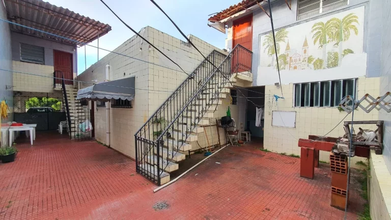 Imagem Casa na Suíssa à venda com 6 quartos, suíte e garagem - Confira!
