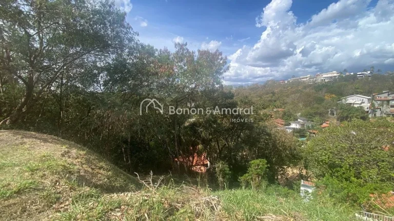 Imagem O lote tem 618 m² em declive, localizado ao lado da mata, garantindo contato direto com a natureza,...