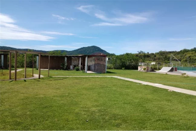 Imagem Lindo e Plano Terreno em Condomínio com Lazer Completo.