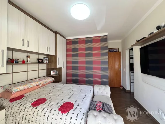 Imagem Oportunidade - Casa Sobrado em condomínio, com 03 dormitórios e piscina.