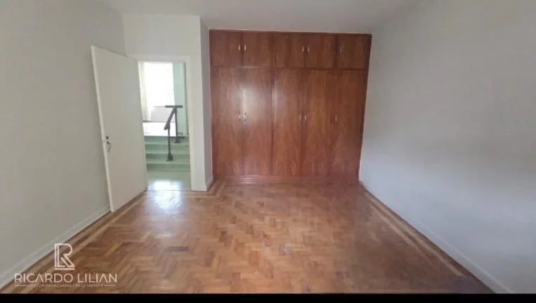 Imagem Casa com 3 dormitorios sendo uma suite e duas vagas localizada proximo ao Metro Vila Sonia.