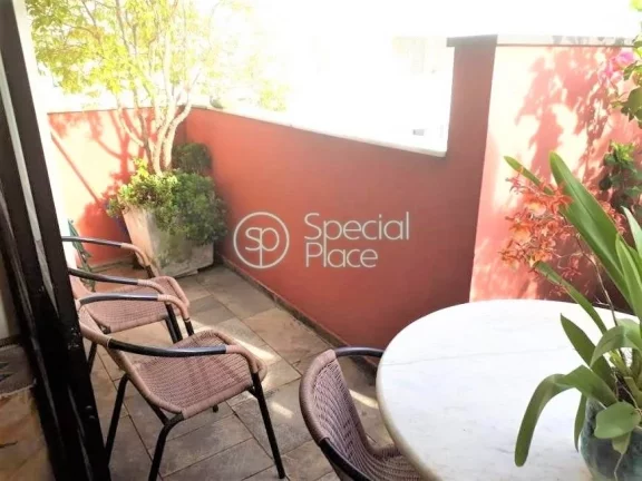 Imagem Apartamento Duplex Primeiro Piso - Amplo living com lareira e terraço, sala de jantar, sala de tv, ...