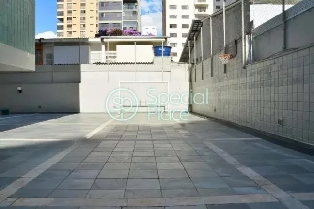 Imagem Moema Pásssaros, fora de rota. Prédio antigo com ótima planta, janelões com bastante claridade. ...