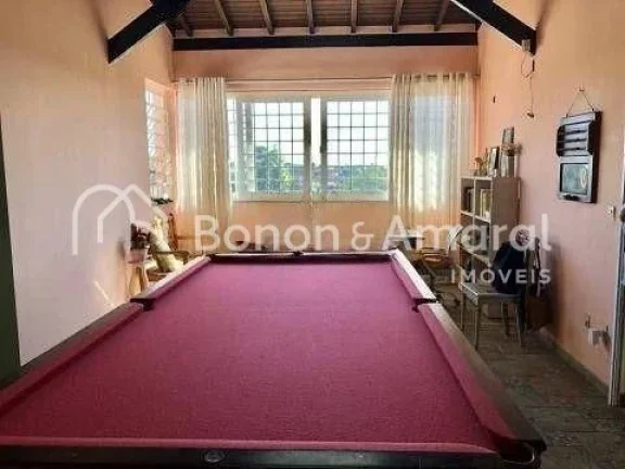 Imagem Lindo sobrado estilo Americano com escritório ao lado do hall de entrada. Alguns degraus para sala ...