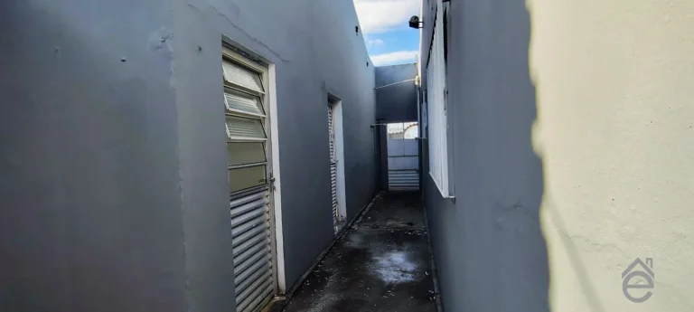 Imagem Casa à venda de esquina na Ponta Grossa, 3/4, sala ampla, garagem e DCE, 323m2