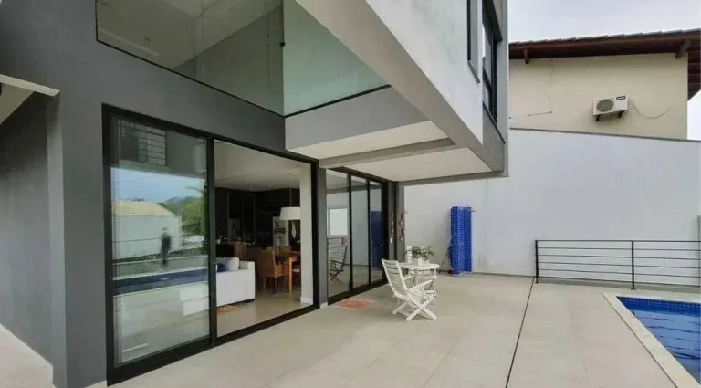 Imagem Casa moderna com 3 dormitórios sendo 1 suíte e 2 demi e 2 vagas, Ariribá - Balneário Camboriú/SC