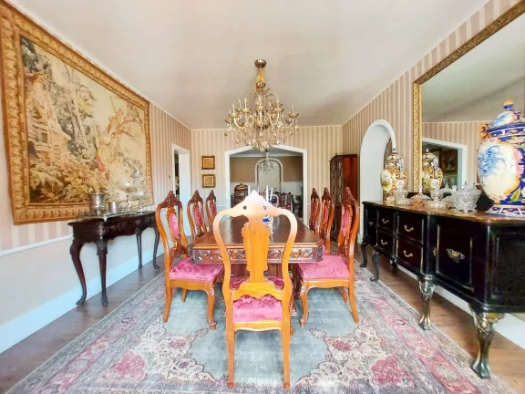 Imagem Casarão histórico estilo castelo, luxo e Requinte