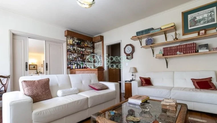 Imagem Apto com pé direito alto e rico em iluminação e ventilação natural. Possui 352m² muito bem dis...