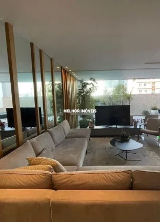 Imagem Casa de Alvenaria nova à venda com 5 suítes e 8 vagas de garagem localizada no centro de Balneário Camboriú