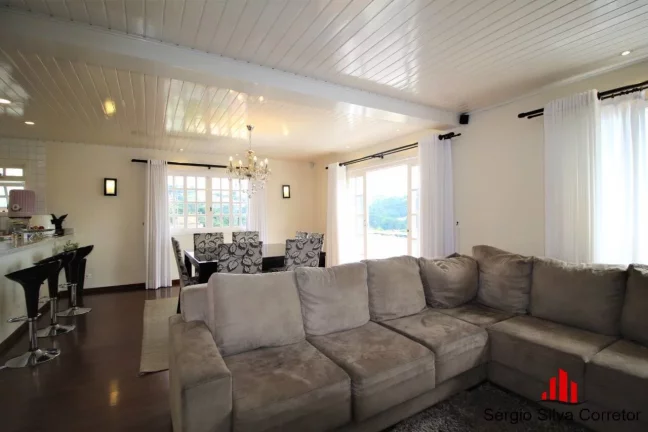 Imagem Casa com 3 Quartos à Venda, 272,00 m² VILA TELMA, Centro Campos do Jordão.