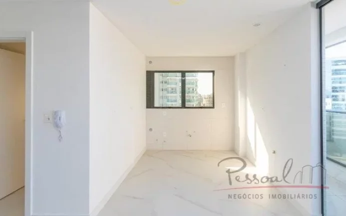 Imagem Sua espaçosa planta, três suítes, quatro banheiros, sacada ampla com churrasqueira e a vista magn...