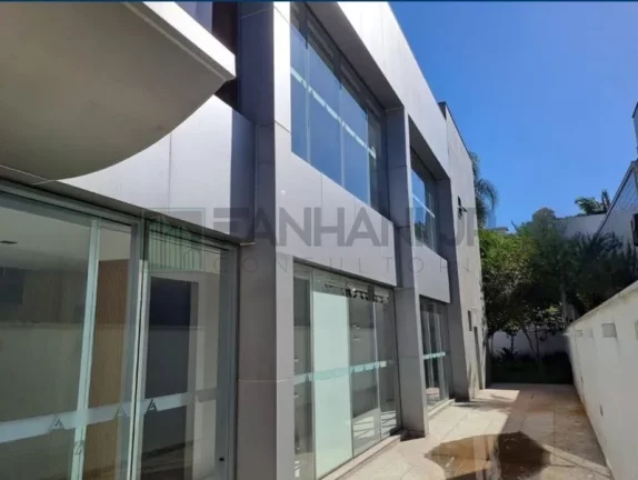 Imagem Excelente oportunidade de locação! Prédio Comercial de 600 m² de alto padrão, com uma localização privilegiada em uma via de grande circulação. Este i