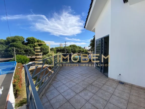Imagem Casa Comercial de Alto Padrão para Locação em Sinop-MT - Setor Comercial 6 salas, 3 banheiros, 4 vagas de garagem 217m².