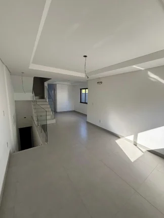 Imagem Sobrado triplex com 3 suítes e 4 vagas de garagem no bairro Ariribá em Balneário Camboriú/SC