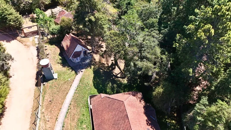 Imagem Três casas, um grande jardim e a liberdade de viver a serra no seu próprio ritmo